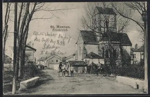 AK St. Masmes, Vue de l`église avec villageois et chevaux sur la route