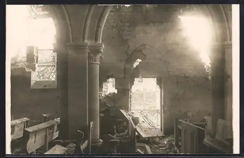 AK Binarville, Intérieur de l`église en ruines après des destructions pendant la guerre