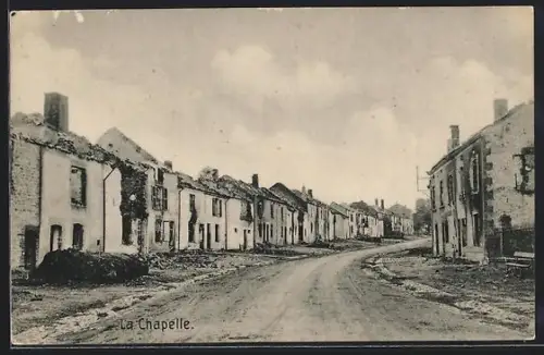 AK La Chapelle, Rue principale avec maisons endommagées