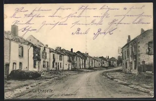 AK La Chapelle, Rue principale avec maisons endommagées