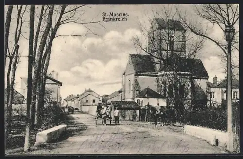 AK St. Masmes, Vue de l`église et de la rue avec chevaux et maisons