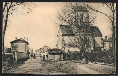 AK St. Mesmes, Rue principale avec église et villageois