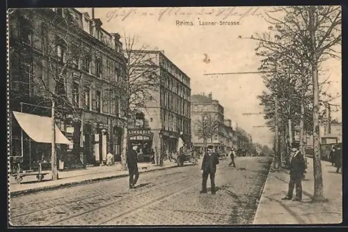 AK Reims, Laon-Strasse animée avec passants et boutiques