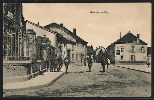 AK Warmeréville, Rue principale avec passants et bâtiments anciens