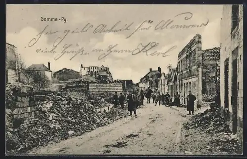 AK Somme-Py, Rue en ruines après les combats avec des habitants et des soldats