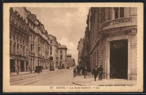 AK Reims, La Rue Carnot avec passants et bâtiments historiques