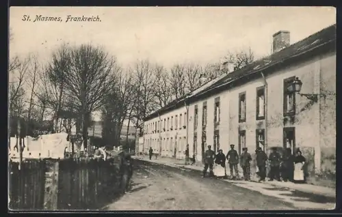 AK St. Masmes, Vue de la rue avec groupe de soldats devant des maisons et arbres en hiver