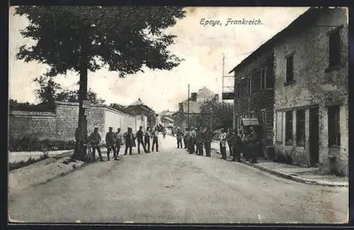 AK Époye, Soldaten auf einer Strasse im Ort