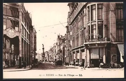 AK Reims, Rue de l`Étape avec commerces et statue en arrière-plan