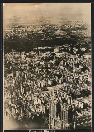 AK Reims, Vue aérienne des ruines de la ville après les destructions