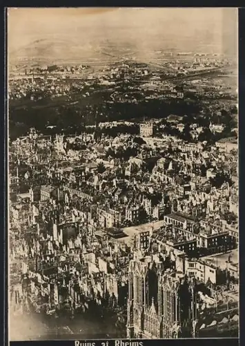 AK Reims, Vue aérienne des ruines de la ville après la destruction