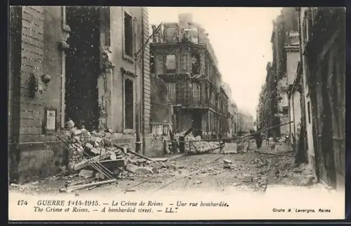 AK Reims, Une rue bombardée pendant la guerre 1914-1915