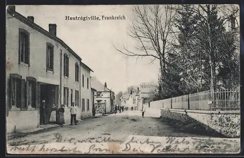 AK Heutrégiville, Vue de la rue principale avec habitants et arbres en hiver