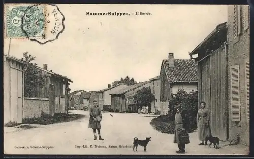 AK Somme-Suippes, L`Entrée du village avec habitants et chiens