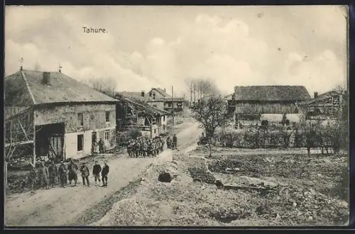 AK Tahure, Vue du village avec soldats sur la route