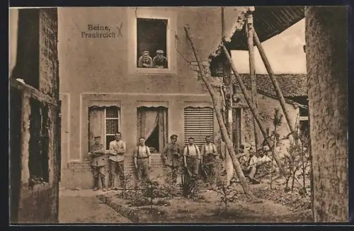 AK Betine, Soldats posant devant un bâtiment en ruine