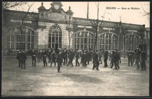 AK Reims, Arts et Métiers, étudiants rassemblés devant le bâtiment des ateliers