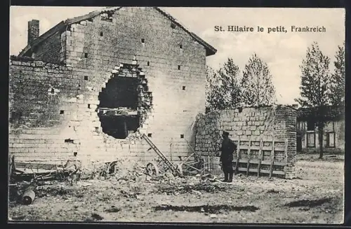 AK St. Hilaire le petit, Maison endommagée par un impact avec un soldat observant les ruines