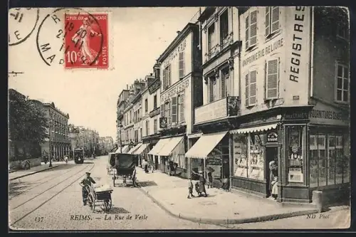 AK Reims, La Rue de Vesle avec boutiques et tramway circulant sur la voie
