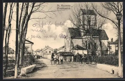 AK St. Masmes, Vue de l`église et de la rue principale animée
