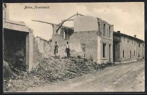 AK Beine, Scène de rue avec bâtiments endommagés et deux hommes posant sur les débris