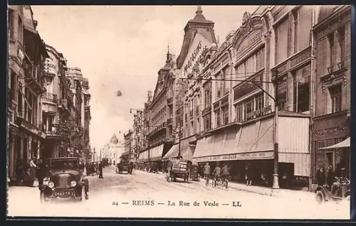 AK Reims, La Rue de Vesle avec voitures et passants
