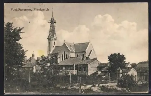 AK Pont-Faverger, Église et maisons environnantes dans le paysage rural