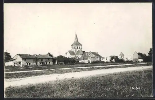 AK Heutrégiville, Vue du village et de l`église
