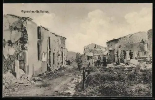 AK Vigneulles-les Hatton, Soldaten im zerstörten Ort