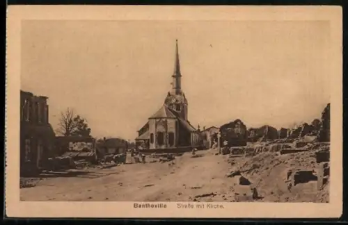 AK Bantheville, Strassenpartie mit Kirche