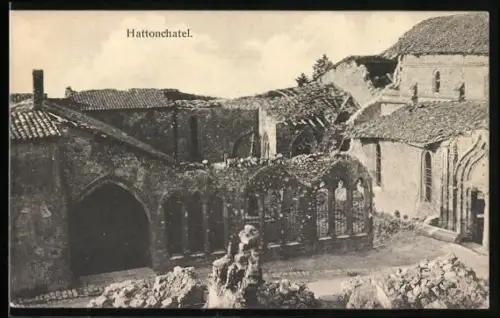 AK Hattonchatel, Blick auf vom Krieg beschädigte Häuser