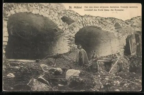 AK St.Mihiel, Von einer schweren deutschen Granate zerstörter Lichthof des Forts Camp des Romains