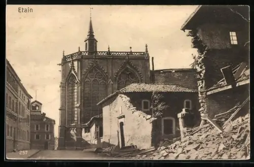 AK Etain, Ortspartie mit zerstörtem Gebäude