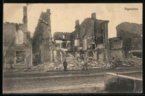 AK Vigneulles, zwei Soldaten vor einer Ruine