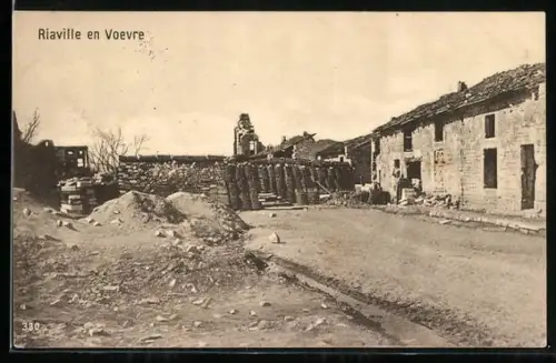 AK Riaville en Voevre, Strassenpartie mit zerstörten Häusern