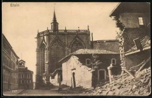 AK Etain, Ortspartie mit zerstörtem Gebäude