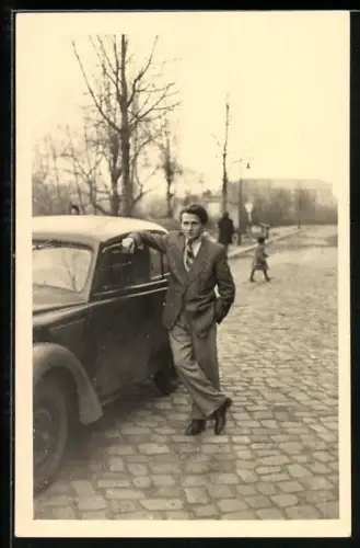 Foto-AK Opel Olympia und daran lehnender Besitzer