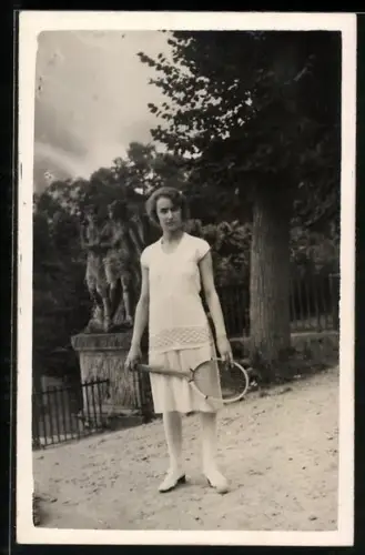 Foto-AK Tennisspielerin mit Schläger in der Hand