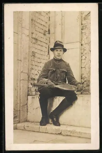 Foto-AK Tennisspieler mit Schläger in der Hand