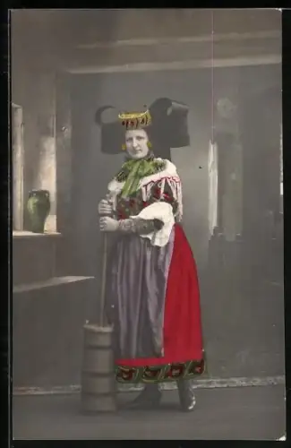 AK Frau in Tracht beim Buttern