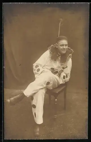 Foto-AK Sitzender Narr mit Sektflasche