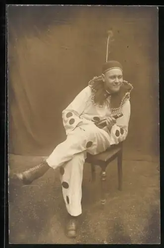 Foto-AK Sitzender Narr mit Flasche, 1926