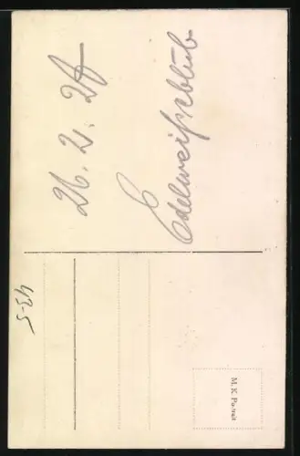 Foto-AK Sitzender Narr mit Flasche, 1926