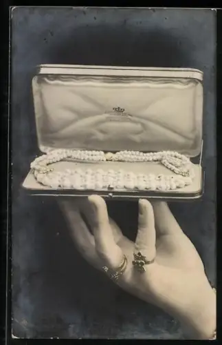 Foto-AK Etui mit Perlenkette, von ringgeschmückter Hand gehalten