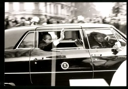 AK Präsident Richard Nixon winkt aus einer Limousine