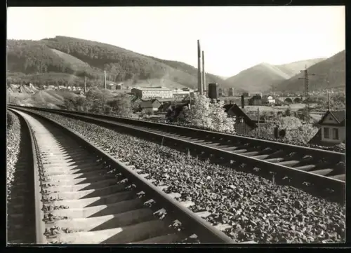 Foto-AK Goslar, Eisenbahnschienen mit Fabriken im Hintergrund