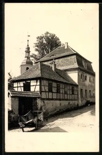 AK Auma /Thür., Fachwerkhaus mit Blick zum Kirchturm