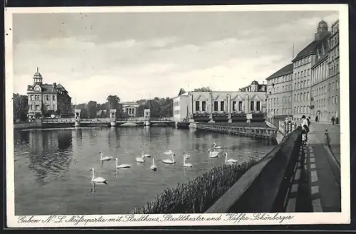AK Guben /N.-L., Neissestrasse mit Stadttheater, Stadthaus und Kaffee Schönberger