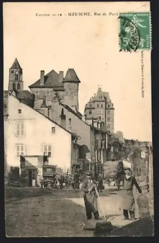 AK Uzerche /Corrèze, Rue de Paris avec vue sur les bâtiments historiques et scène de rue animée