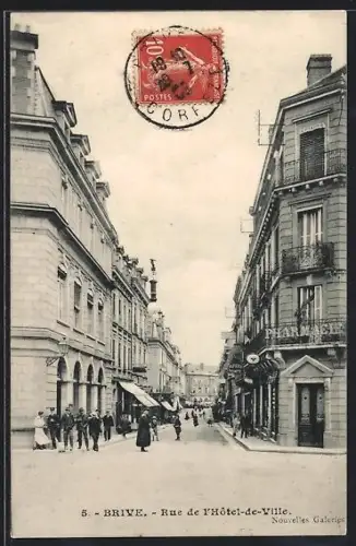 AK Brive, Rue de l`Hôtel-de-Ville avec Nouvelles Galeries et pharmacie animées
